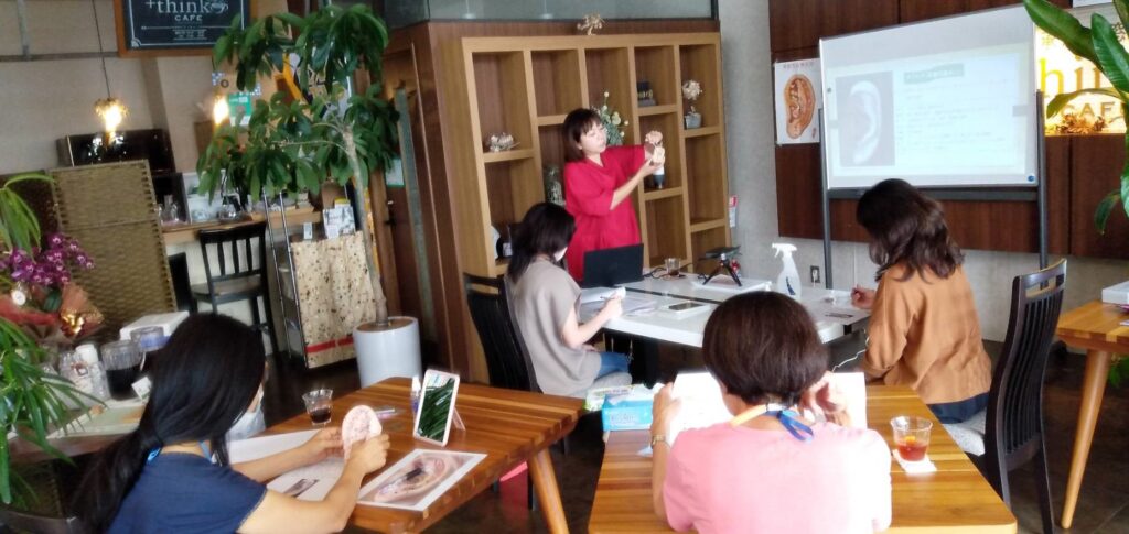 耳つぼ講座の実習風景