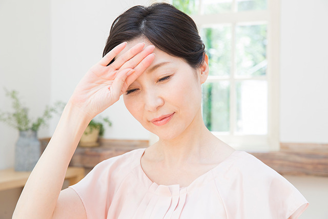 更年期障害が重くなる前に！おすすめの食べ物と症状のケアに役立つ耳つぼの位置