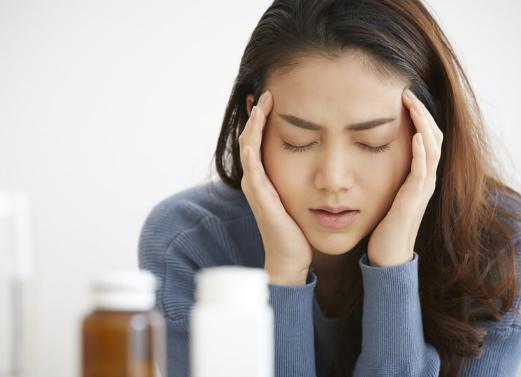 頭痛が気になるときに知っておきたい耳つぼの位置|マッサージのコツや注意点を解説【画像付き】